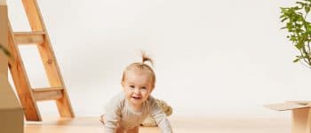 Bebeğim 10 Aylık: Emekleme Ve Tutunarak Ayağa Kalkma Dönemi